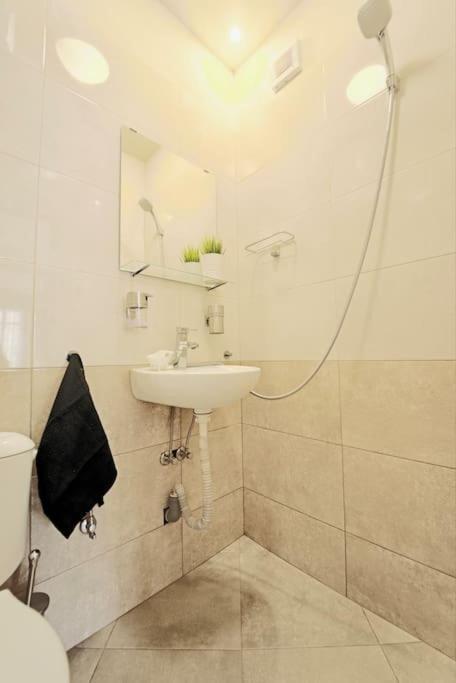Cozy 2-Bedroom Flat In The Very Center Of Sofia Buitenkant foto
